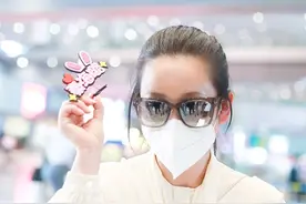 秦海璐穿白色阔腿裤高级又时尚；张俪小西装搭短裤露纤细脚踝图片