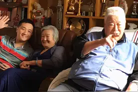 90岁于洋与妻子罕露面，白发苍苍发福明显，晚年意外丧子很不幸图片