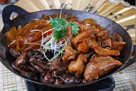 铁锅山鸡炖蘑菇（北京＂东北大自然＂亚运村店特色菜品）图片