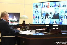 普京开会，小萝莉躺倒就睡，抢镜成会场最大焦点图片