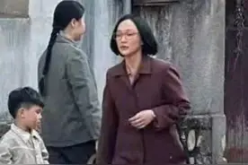 46岁周迅近照曝光，短发造型暴露发际线缺陷，还被拍成1米5？图片