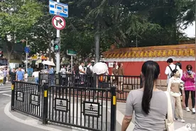 青岛大学路网红墙游客激增 双层黑色护栏保证游人安全图片