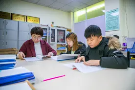 身高和长相成了优势！袖珍人化身自闭症儿童守护神：家长叫我们“小老师”图片