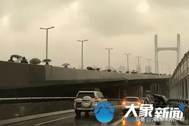 镜像郑州：黎明前的那道光会越过黑暗图片