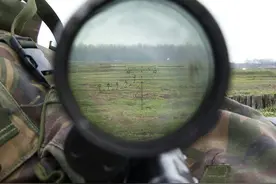 中国为什么不学美军，全军都装备瞄准镜图片