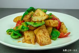 土豆回锅炒更入味，厨师长详细演示操作步骤，香嫩爽口又下饭图片