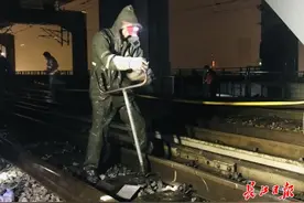 天兴洲长江大桥11年来首次大修换轨，滠武铁路线完成5公里钢轨更换图片