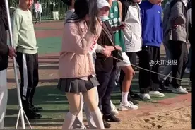 江西某高校运动会：一女生穿“白丝短裙”跳远十几厘米，让人懵了图片
