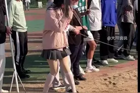 江西某高校运动会：一女生穿“白丝短裙”跳远十几厘米，让人懵了图片