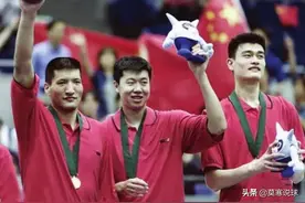 这个单手“压制”奥尼尔的男人，他不止一次改写了中国篮球的历史图片