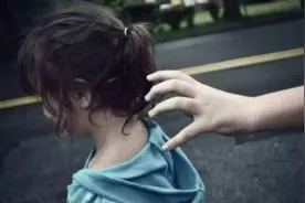 若遇上人贩子，别喊“我不认识他”，用这“3招”路人更愿意帮你图片