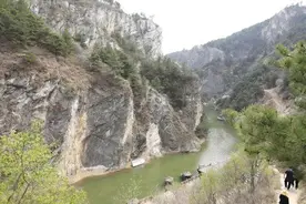 游葫芦岛龙潭大峡谷 走主跨180米玻璃索桥图片