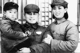 他是历史上真正的李云龙，因作风原因连降两级，上司见他还得敬礼图片
