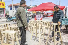 农村大哥做木匠20年，纯手工制作的方凳卖得好，一个卖80元图片