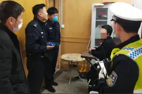 男子无证还酒驾，一查竟是“网逃”【一线微观】图片