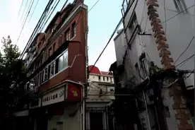上海25㎡三角房，女儿有房不睡和父母挤一屋，妈妈拿生命晒衣服图片