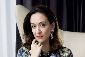 她是赌王最美孙女，被何超雄养大，不参与家产争夺却成最大赢家图片