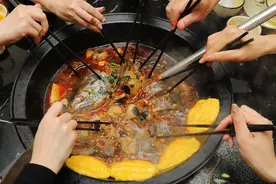 火遍全国的东北铁锅炖鱼，我在厦门明发吃到了，一锅只要288元图片