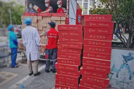 京东5.12护士节送礼物引热议，网友：她们的笑好治愈图片