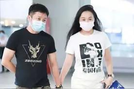 “拳王”邹市明身穿自家潮牌，时髦范十足，身旁妻子身材很抢镜图片