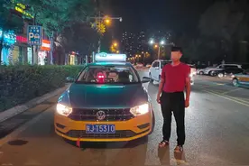 30分钟7辆违规使用远光灯车辆被延安吴起交警拦下，全部扣1分罚100图片