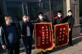 听说一位女士丢了4岁儿子，石家庄这群快递小哥帮她“满大街”找人图片