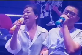 郭威请妈妈唱歌，网友：善良该有的样子图片