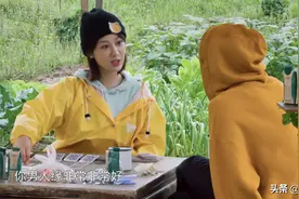 杨紫算出张艺兴男人缘极好，上半生很有钱，艺兴给她剥柚子求解谜图片