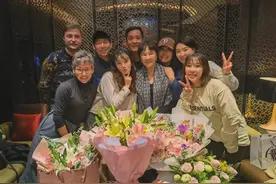 梁丹妮67岁生日会曝光，戴5千元大牌围巾，与冯远征当众接吻好甜图片