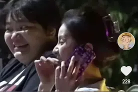 26岁女星私下太邋遢，餐厅里吞云吐雾弹烟灰，当众剔牙残渣抹大腿图片