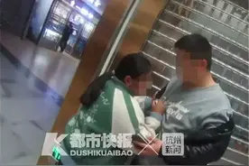 在火车站，21岁女子站着生个娃图片