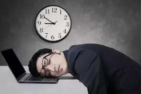 996违法！互联网打工人却乐不起来，没加班费房贷咋还？图片