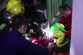 平顶山4岁女童因贪玩头被卡防盗门，被救后说：再也不和它玩了图片