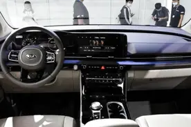 起亚嘉华MPV：四代嘉华，双连屏，双辐方向盘，大尾箱 大7座图片