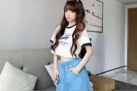 李小璐晒九宫格美照，露脐装秀蛮腰瘦出马甲线图片