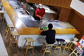 95后程序员深夜泪奔，铁板烧师傅悄悄做了一件事……心酸又温暖图片