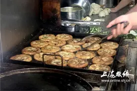 魔都100：咬一口满嘴酥！20年老店王记葱油饼 曹可凡严屹宽也爱吃图片