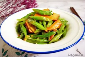 炒豆角，先焯水还是直接炒？经常做却一直错，难怪不清爽，不翠绿图片