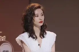 王子文的比例小个子太拔尖了，蕾丝上衣配长裤干练利落，高挑时髦图片