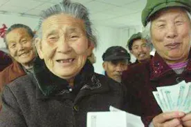 农村社保每年交100元，交完十五年，60岁以后领养老金有多少？视频封面