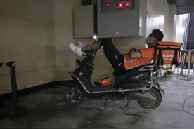 郑州跑腿小哥住地被封控，夜宿隧道白天跑单图片