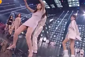 姐姐团哥哥团同台，镜头分配不均惹争议，摄影师仰拍张含韵险走光图片