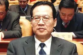 他被授予少将，曾任福建省委书记，61岁却英年早逝，安葬于八宝山图片