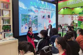 彭懿原创图画书《溪边的孩子》：让孩子看看父母的童年趣事图片