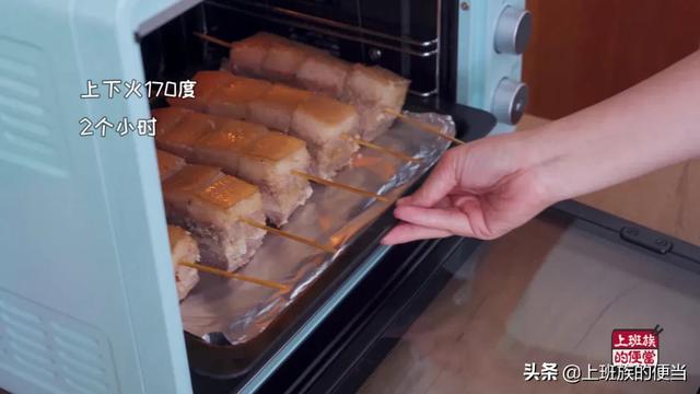 外面卖38元一斤的脆皮烤肉，教你自己在家做，学会都能开店了