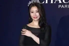 45岁林心如怀二胎？罕亮相全程抚摸小腹，穿礼服腰身圆润胖得多图片