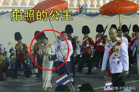 泰王33岁女儿游行玩手机，当老爸面“拍拍拍”，不屑苏提达套近乎图片