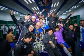 天津泰达球员更衣室疯狂庆祝！图片