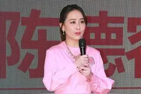 陈德容47岁还敢挑战粉色蓬蓬裙，配马尾辫亮相，扮嫩起来毫不尴尬图片