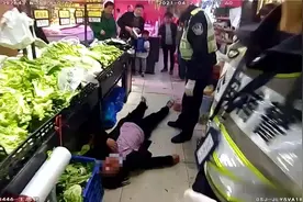 “有一位女顾客在店内晕倒！”还好宝山民警及时赶到……图片